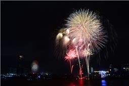 Pháo hoa mừng Quốc khánh rực sáng trên bầu trời TP Hồ Chí Minh